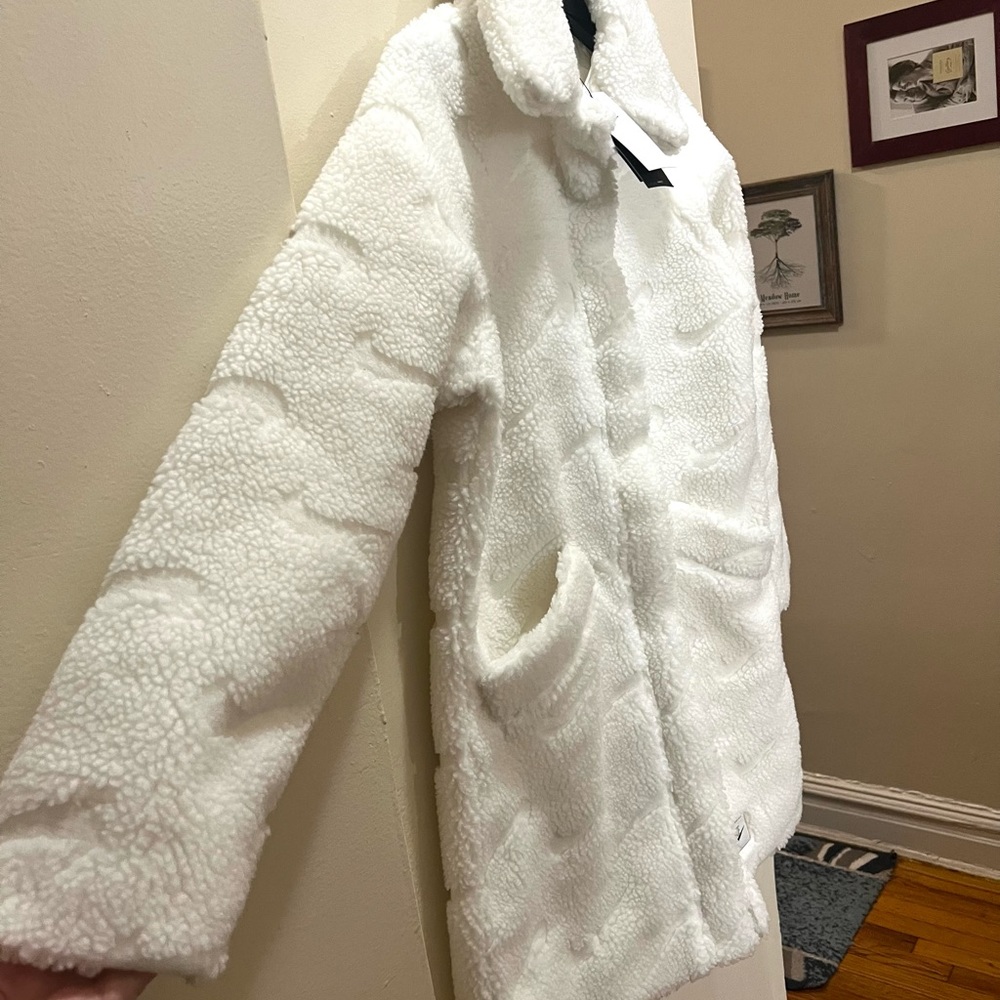 Nike Women’s Loose Fit Sherpa White Coat - Picture 9 of 16